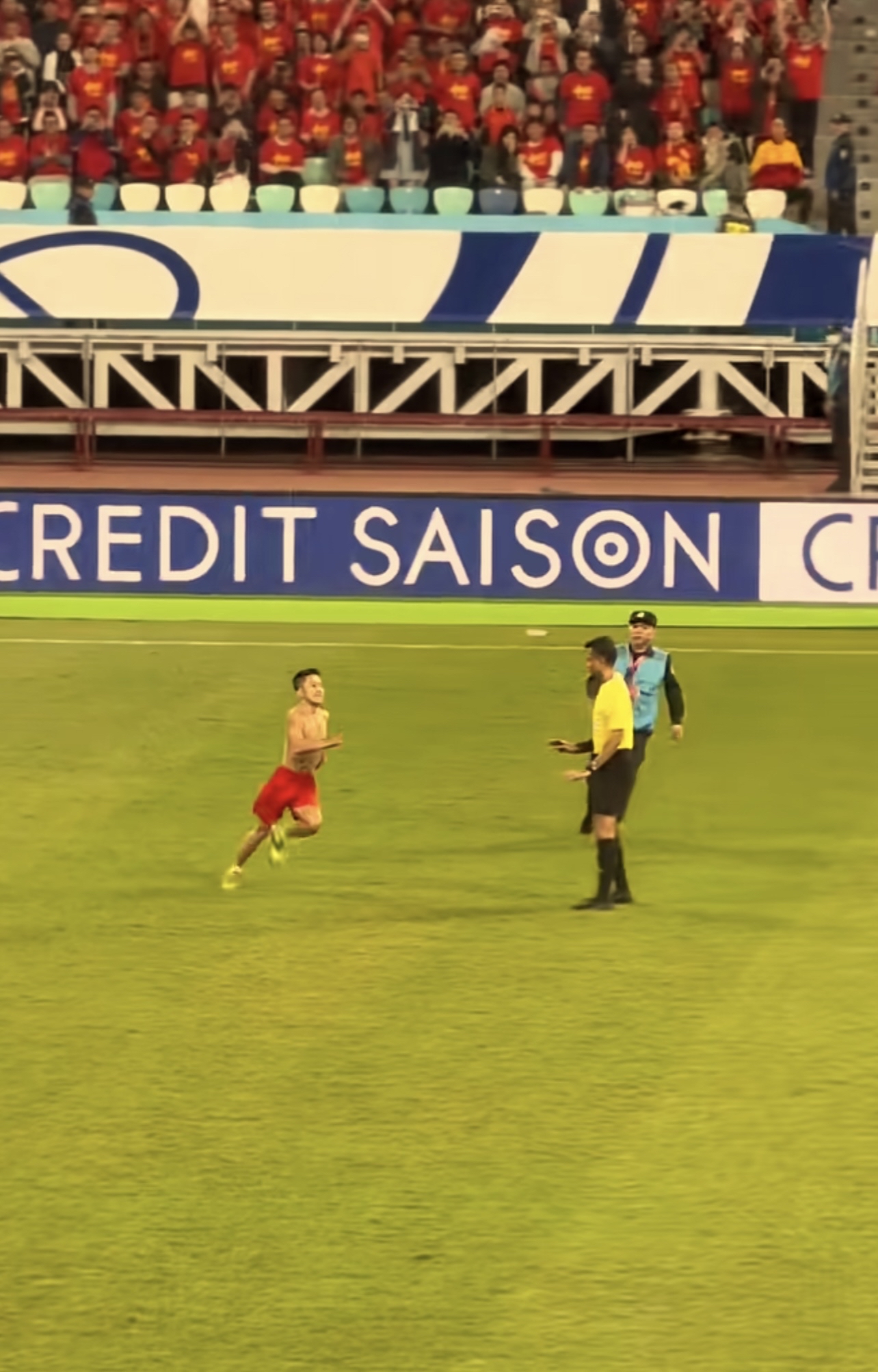 星空体育活动-激烈对抗：足球赛场上的精彩瞬间呈现(激烈对抗足球赛场上的精彩瞬间呈现了什么)