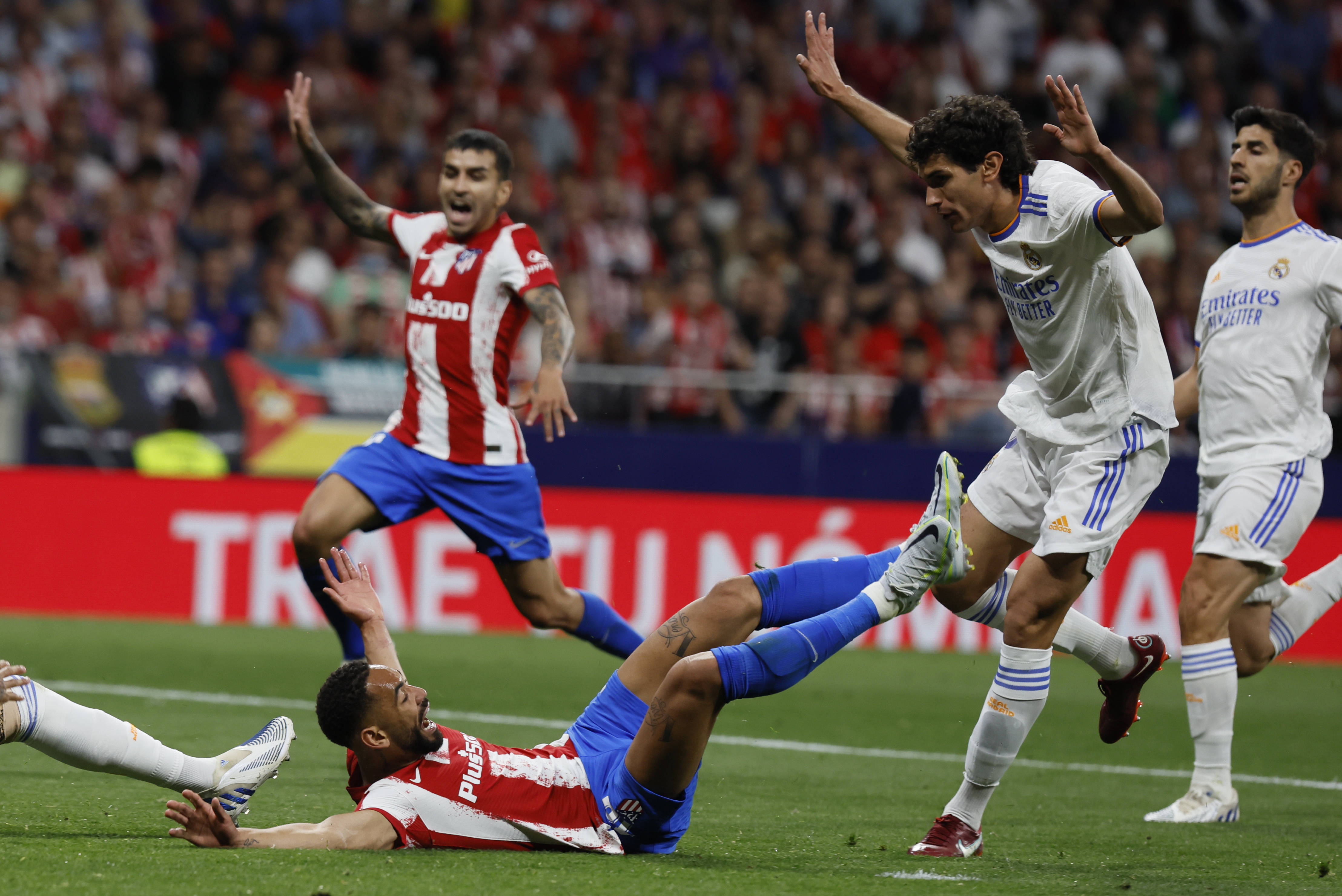 激烈对抗：足球赛场上的精彩瞬间呈现(激烈对抗足球赛场上的精彩瞬间呈现了什么)