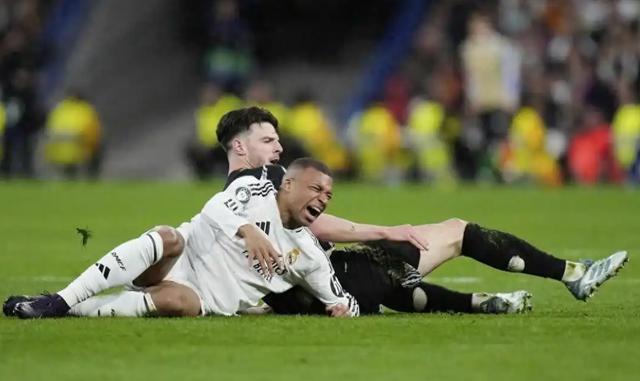 星空体育娱乐-神奇一击！足球场上的绝杀瞬间