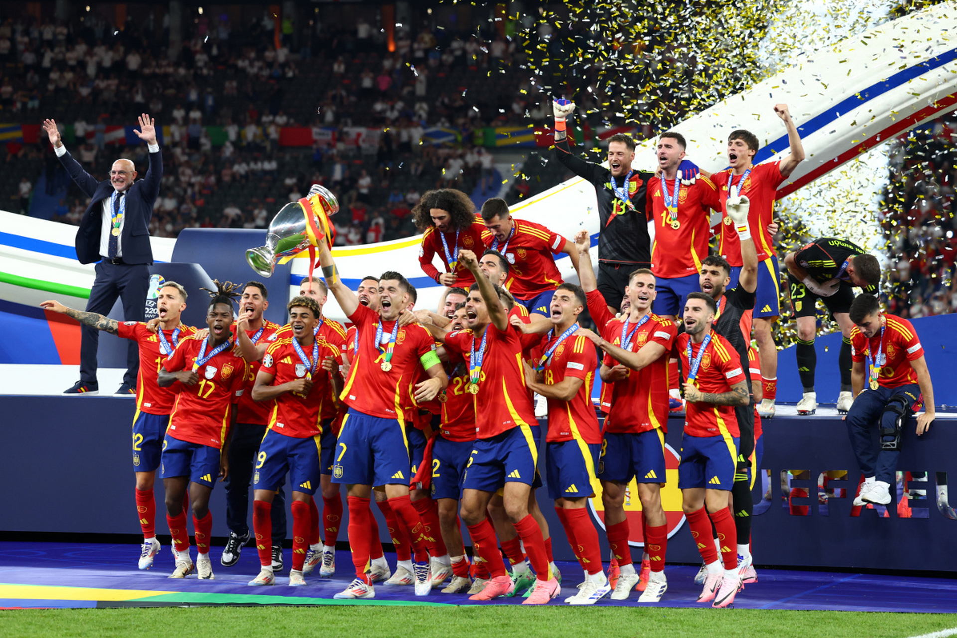 足球联赛激战连连,球队士气高涨气势如虹 足球联赛激战连连,球队士气高涨气势如虹