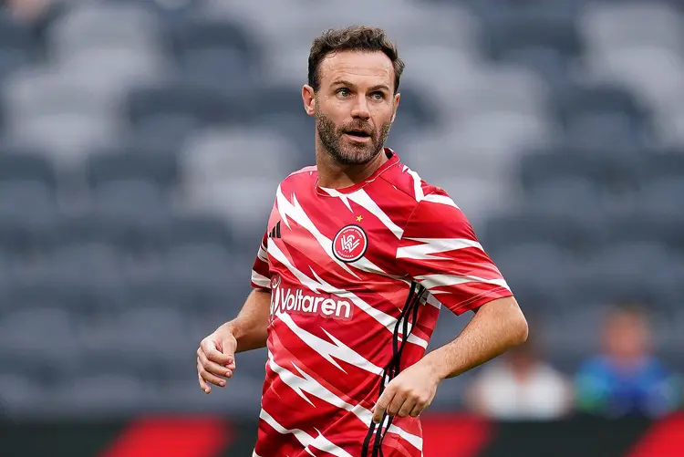 包含阿尔希拉尔中场大将伤愈复出，战西悉尼流浪者阵容稳固的词条