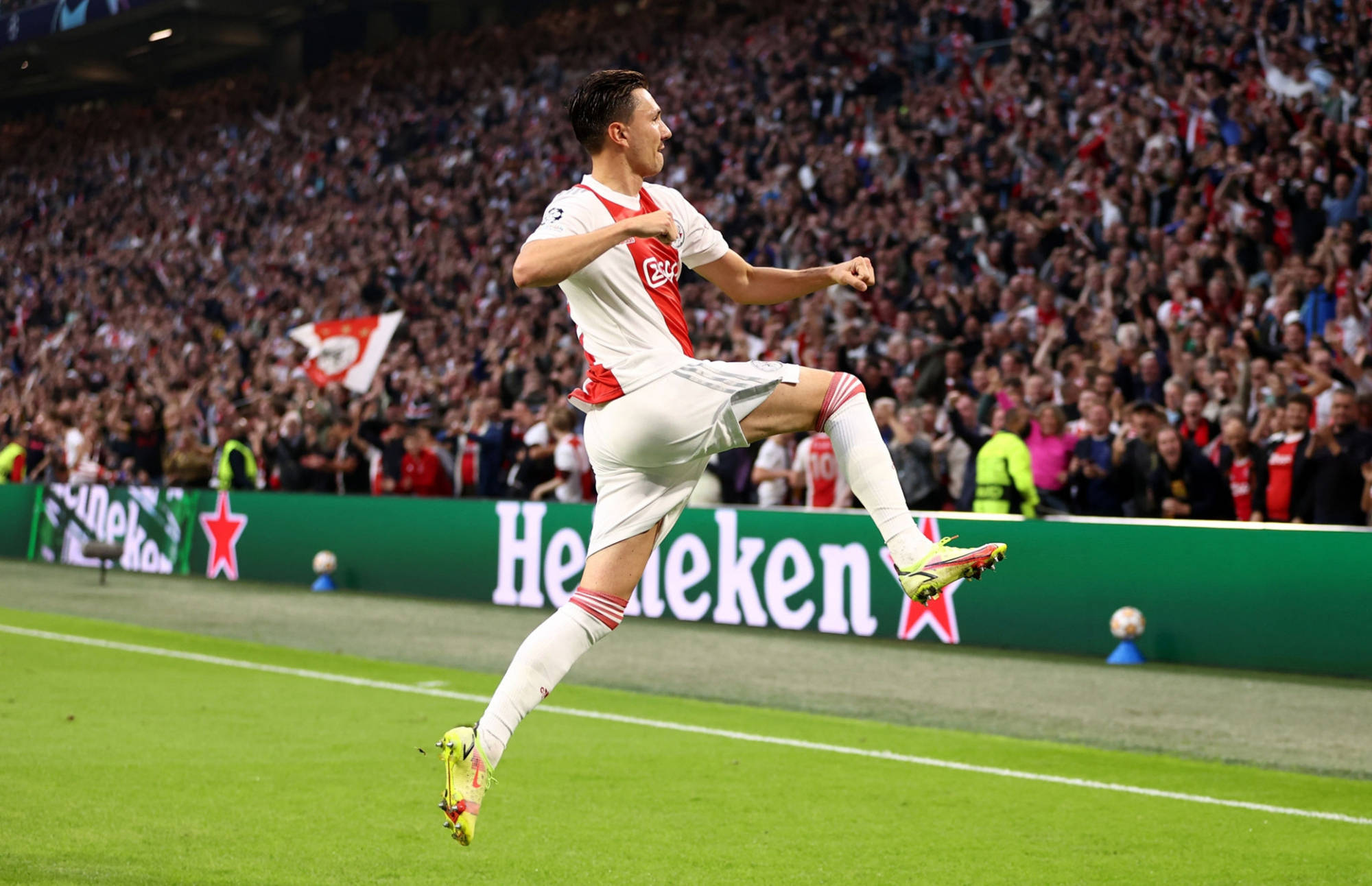 星空体育登录-阿贾克斯逆袭成功，欧冠新星绽放