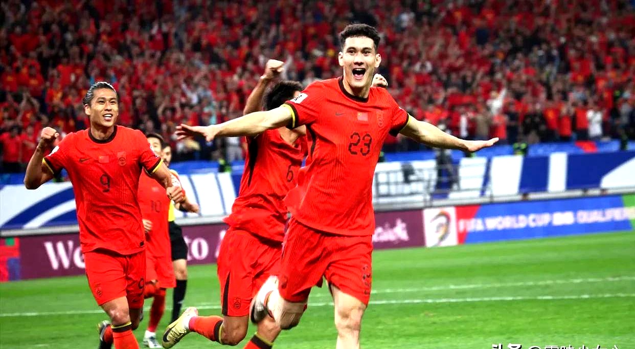 强队对决，球员们全力以赴争夺胜利的简单介绍