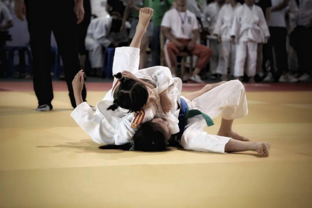 星空体育登录-关于精彩瞬间：中国和日本柔道选手擂台对防的信息