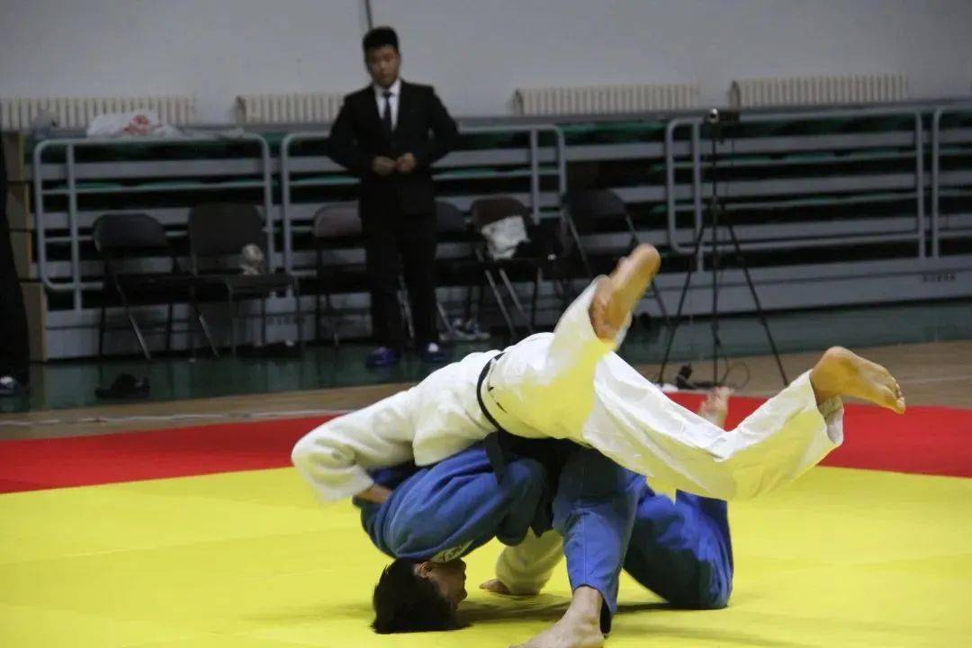 关于精彩瞬间：中国和日本柔道选手擂台对防的信息