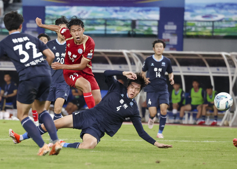 足球赛场再掀热潮，全球球迷热情期待