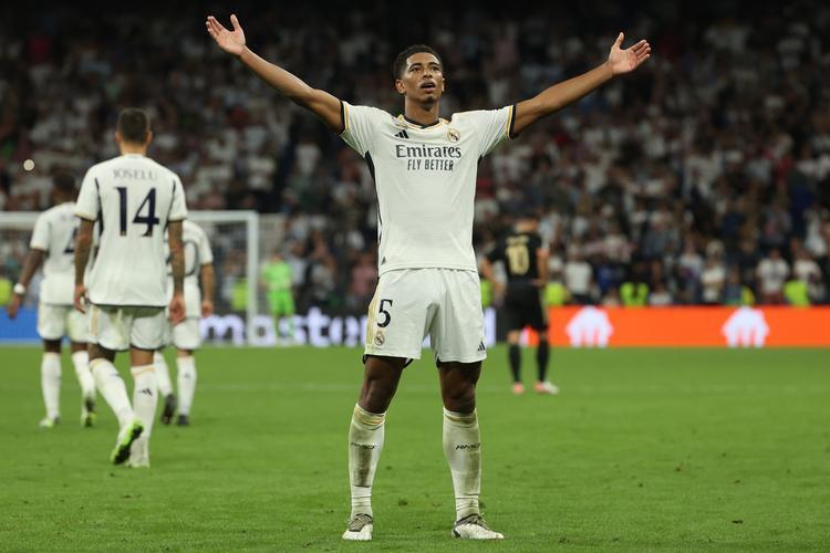 中场组织发挥稳定，为前锋输送好球