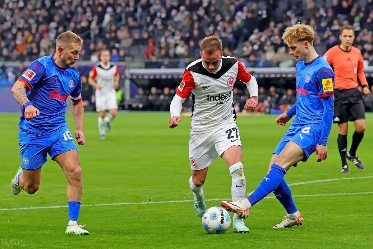 德甲劲旅逆转战胜法甲球队，成功挺进淘汰赛