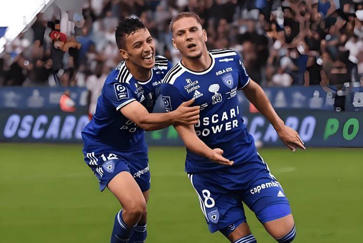 星空体育亚洲官网-亚眠球员人员变动频繁，主帅苦恼解决