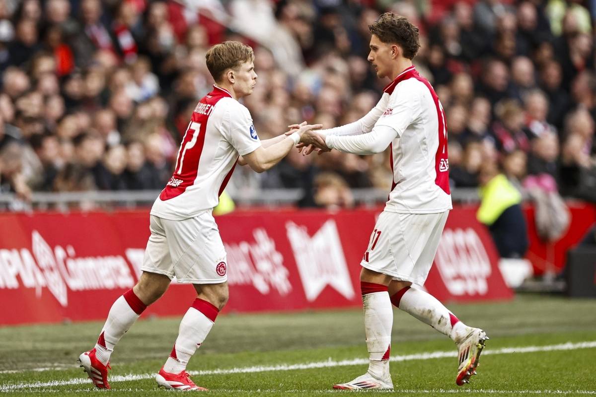 关于阿贾克斯主场大胜对手,稳稳守住领跑位置!的信息 关于阿贾克斯主场大胜对手,稳稳守住领跑位置!的信息