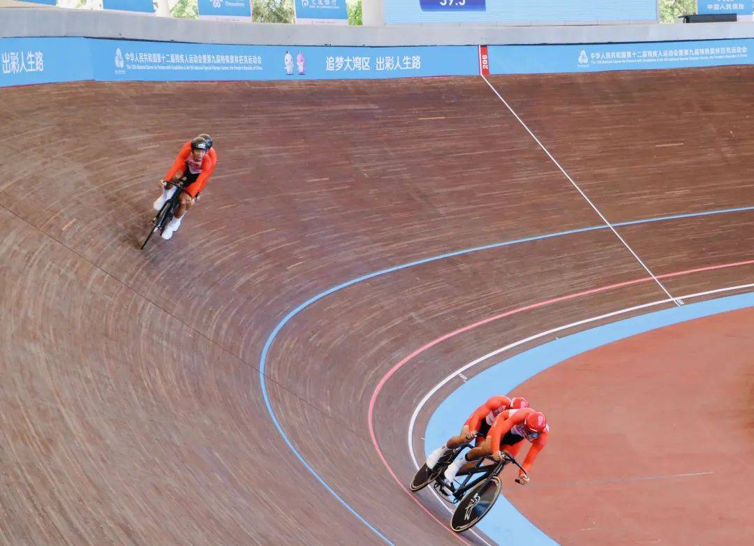 星空体育在线登录-运动员斗志昂扬，比赛氛围激烈