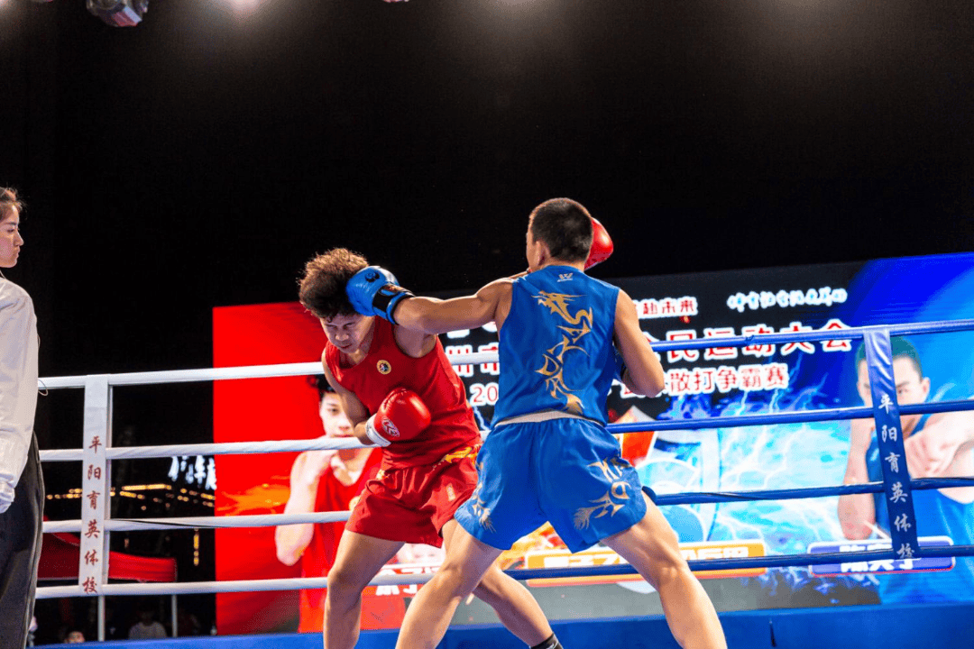 运动员斗志昂扬，比赛氛围激烈