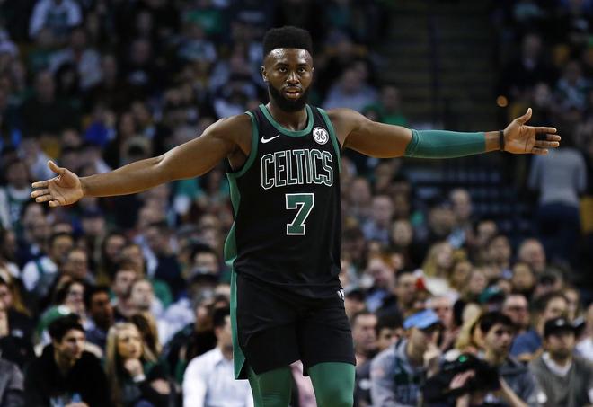 星空体育娱乐-布朗入选年度最佳防守球员，成为佼佼者