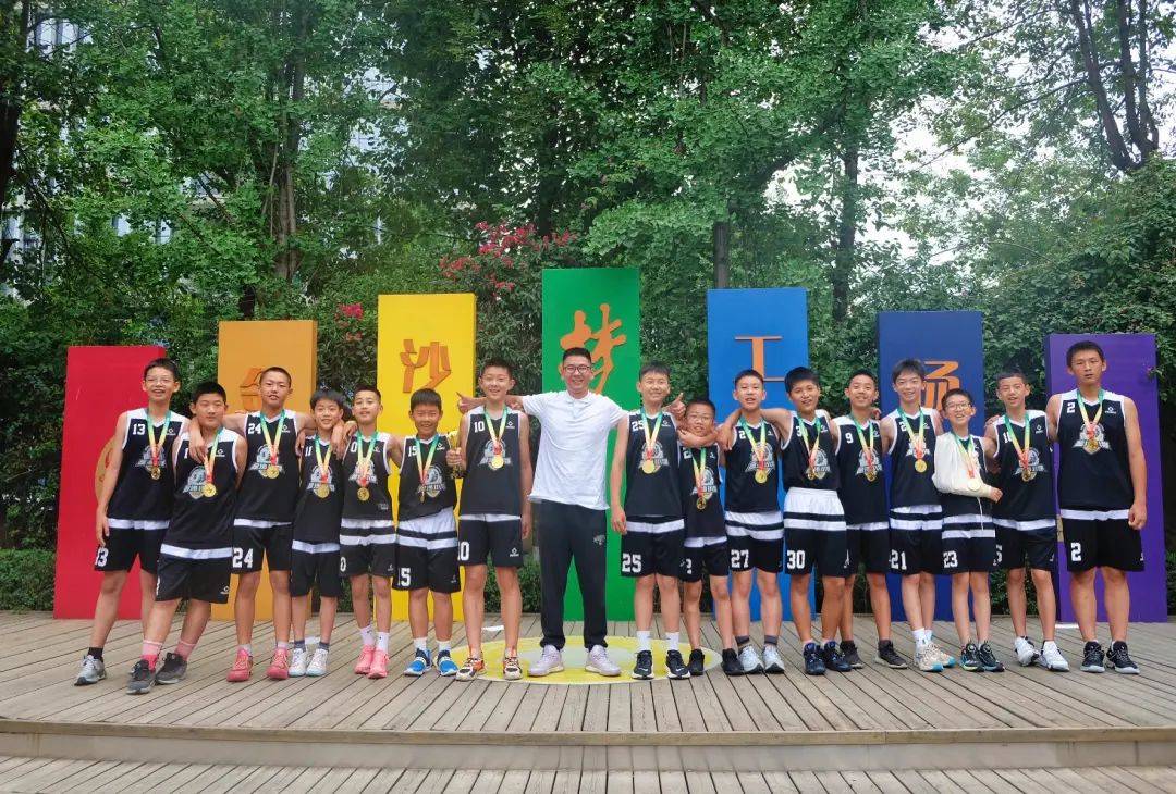 队员们用汗水换来胜利,勇夺比赛胜利 队员们用汗水换来胜利,勇夺比赛胜利