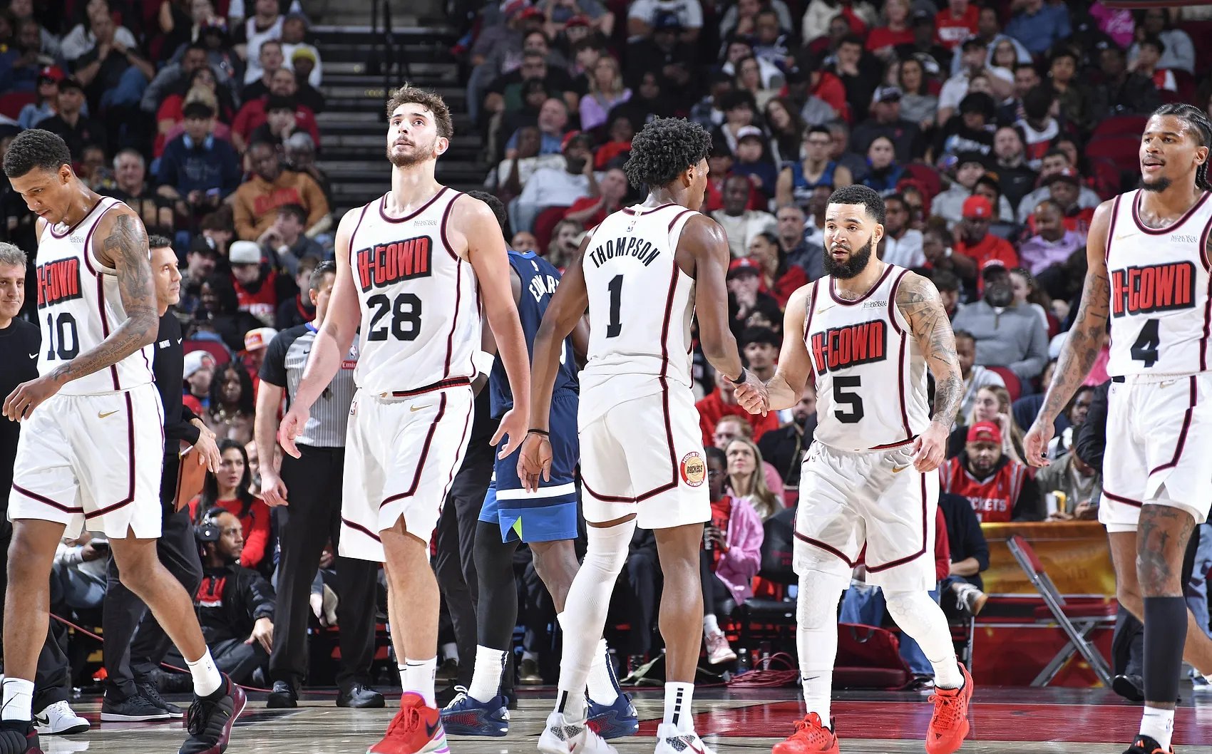 爵士队客场逆转对手，取得惊险胜利的简单介绍