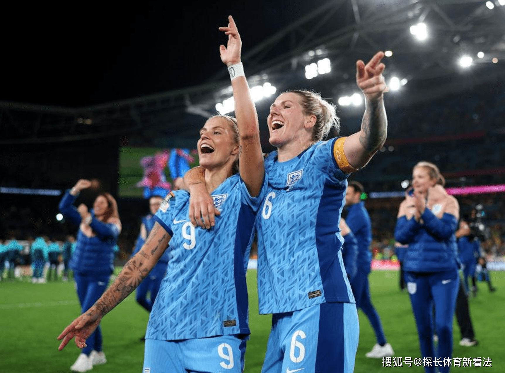 西班牙女足队员奋勇拼搏，成功晋级比赛