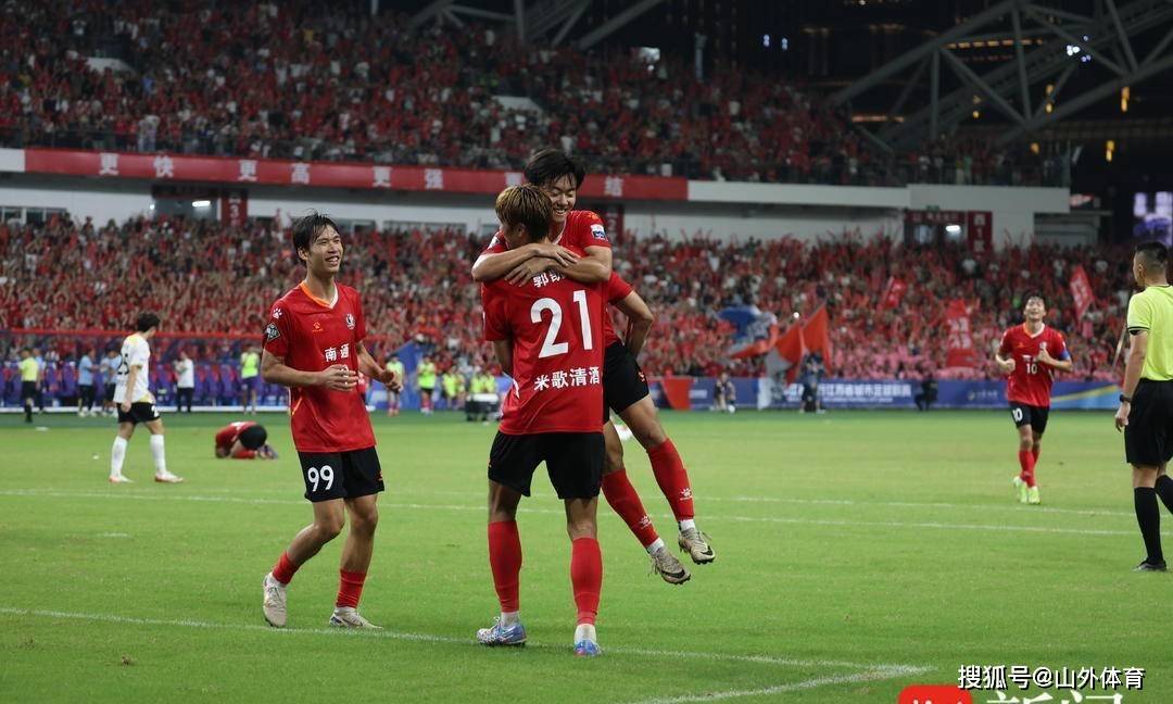 对决十分胶着!国内足球联赛来势汹汹 对决十分胶着!国内足球联赛来势汹汹