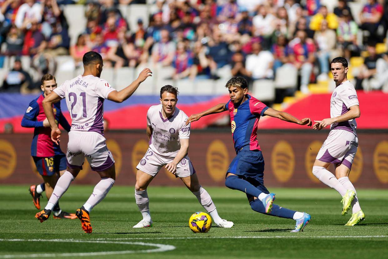 巴萨主场作战,阿图尔突破射门,取得领先 巴萨主场作战,阿图尔突破射门,取得领先