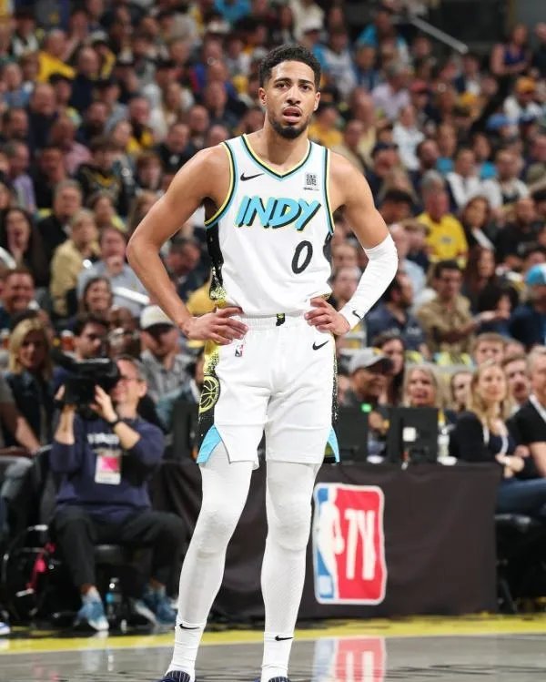 雄鹿主场力克爵士，字母哥砍下40分的简单介绍