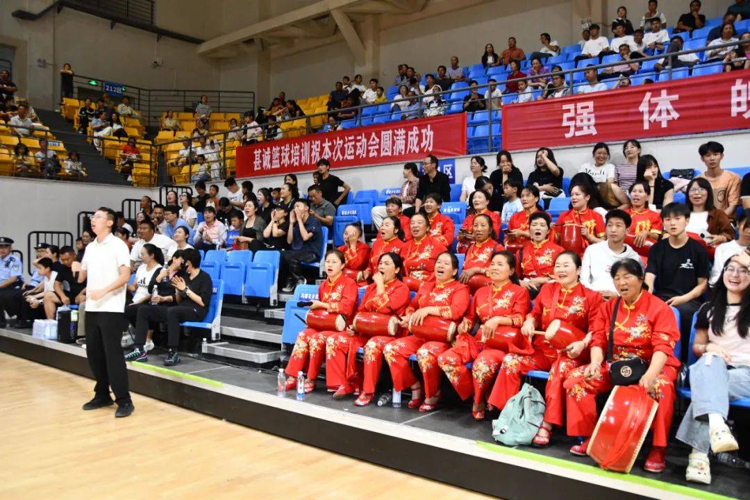 奋力拼搏的比赛现场,球员拼尽全力 奋力拼搏的比赛现场,球员拼尽全力