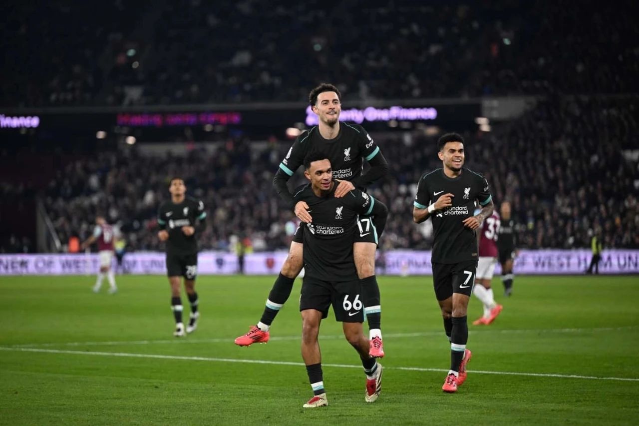 利物浦前锋连续破门,英超领头羊紧咬追赶 利物浦前锋连续破门,英超领头羊紧咬追赶